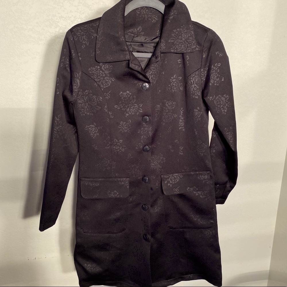 Women’s light weight black coat. - 632